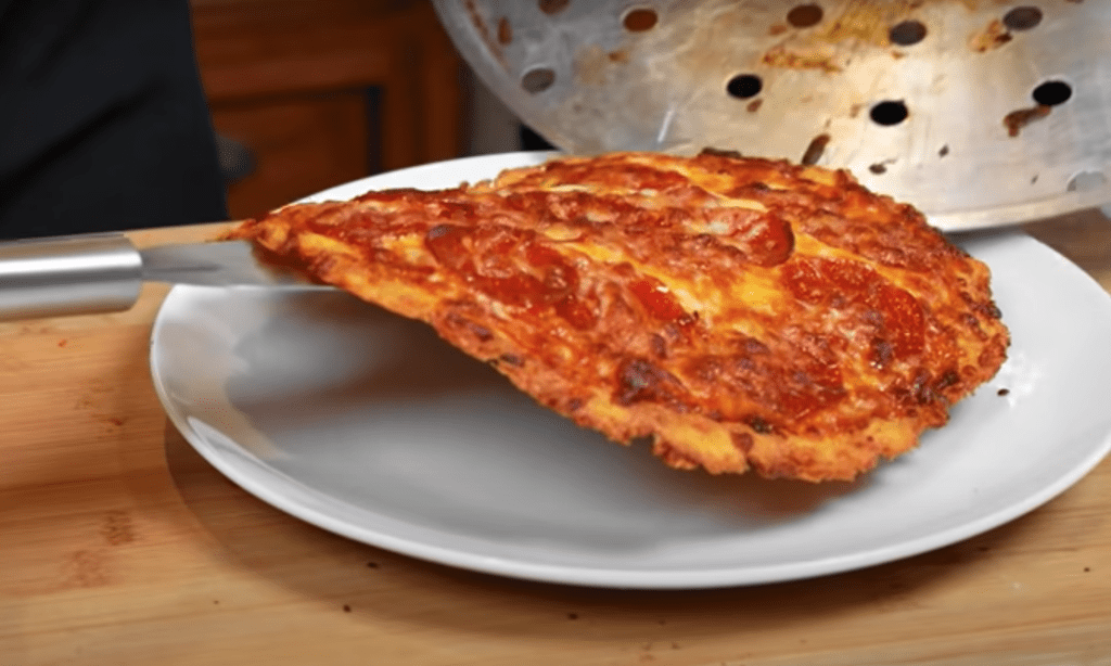 Eine Carnivore Pizza, frisch aus dem Ofen